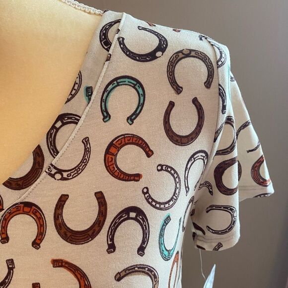 ❤️NWT Lularoe VNeck tee(size XS)❤️ - Picture 2 of 6